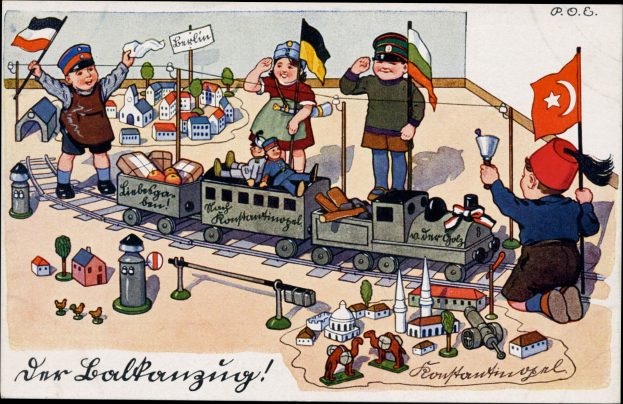 Kinder spielen mit einem Spielzeugrätschen auf einem Eisenbahnübergang in einem Wohngebiet mit Häusern und Bäumen, Text unten.