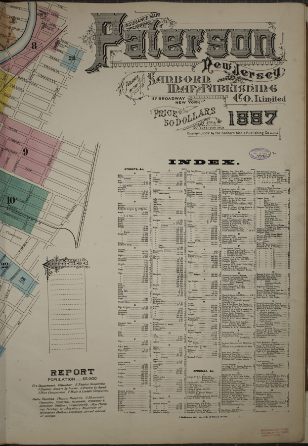Ein altes Buch mit einer detaillierten Stadtkarte oben drauf, auf einer Oberfläche platziert, mit Text, der Informationen über die Gebäude, Straßen und Sehenswürdigkeiten der Stadt liefert.