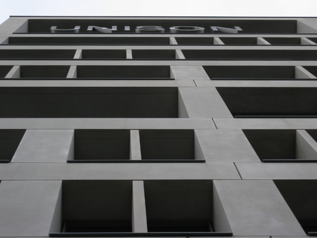 Ein Gebäude mit einem Namen, der auf seiner Fassade angezeigt wird.