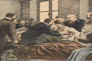 Eine Gruppe von Menschen umgibt einen Mann, der auf einem Bett in einem Raum mit einer Wand und einem Fenster im Hintergrund liegt, mit Text am unteren Rand, der "KUNSTlers Tod in Paris" lautet; die zentrale Figur scheint ein Arzt in einem weißen Kittel und einem Stethoskop zu sein.