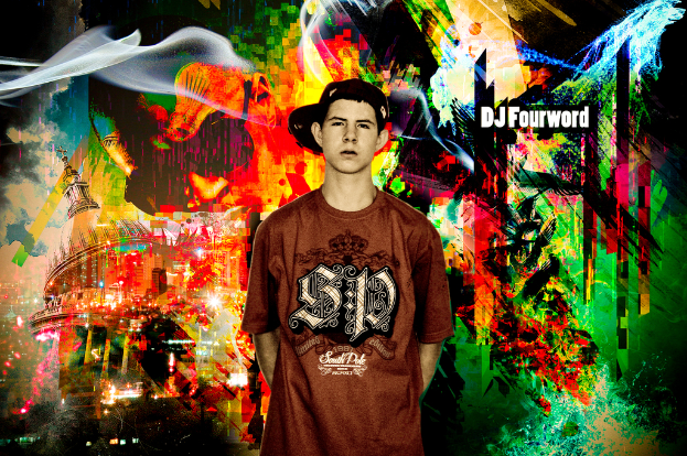 Ein Mann mit einer Mütze steht vor einem Gemälde an einer Wand mit einem sichtbaren Wasserzeichen.