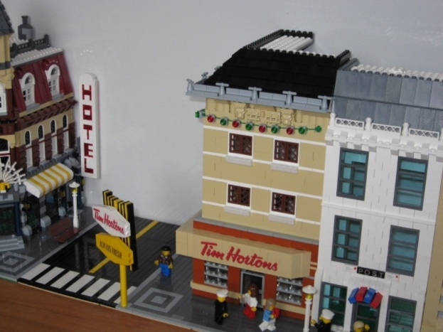 Spielsachen auf der rechten und linken Seite des Bildes, ein Schild auf der linken Seite und kleine Spielsachen unten.