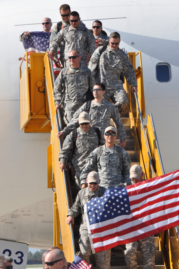 Ein Flug mit Treppe, voller Menschen, einige tragen Mützen und Schutzbrillen, sowie Fahnen, mit einer Zahl unten.