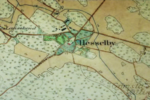 Ein altes Stadtplan von Hesselby mit beschrifteten Straßen, Gebäuden und Sehenswürdigkeiten, der einen detaillierten Überblick über die Stadt bietet.