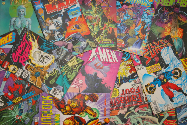 Eine Sammlung von Comic-Heften, die gemeinsam ausgestellt werden.