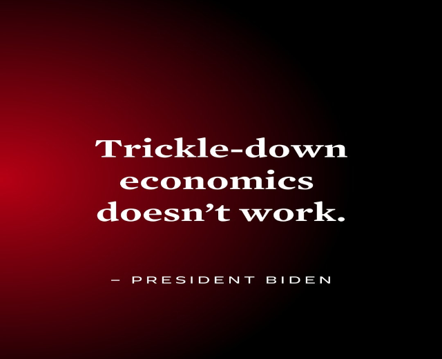 Plakat mit fetter schwarzer Schrift "Trickle-Down Economics Doesn't Work" auf weißem Hintergrund, eingerahmt von einem dünnen schwarzen Rand, mit einem Zitat von Präsident Biden.