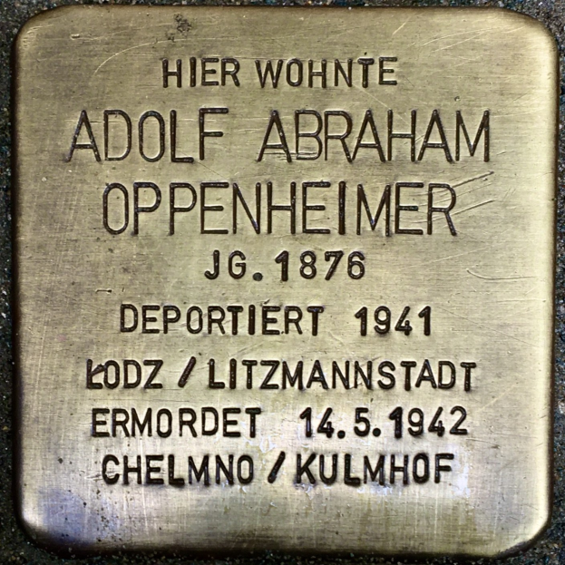 Metallplatte an einem Gebäude mit der eingravierten Inschrift "Adolf Abraham Oppenheimer."