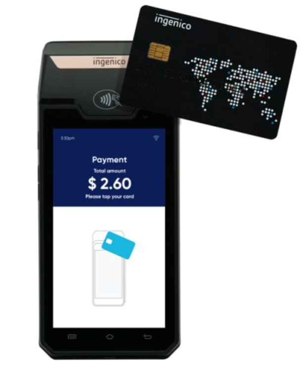 Mobiltelefon, das ein Ingenico-Mobilzahlungssystem anzeigt, neben einer Kreditkarte.