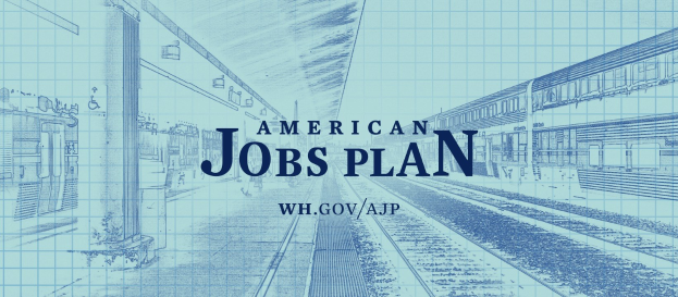 Blaupause eines Bahnhofes mit der Aufschrift "American Jobs Plan" und einem Zug auf der rechten Seite sowie Eisenbahnschienen daneben.