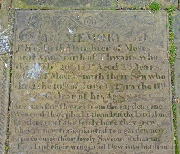 Ein Grabstein mit einer Inschrift.