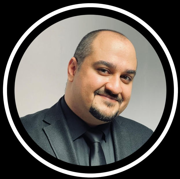 Ein Mann im Anzug mit Krawatte vor einem schwarzen Hintergrund, betitelt als Anwalt in New York City.