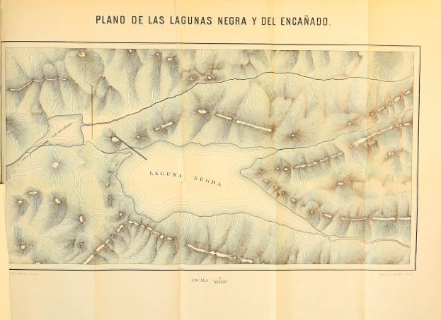 Ein aufgeschlagenes Buch mit einer detaillierten Karte, die Berge, Flüsse, Wälder und beschriftete Städte und Ortschaften zeigt.