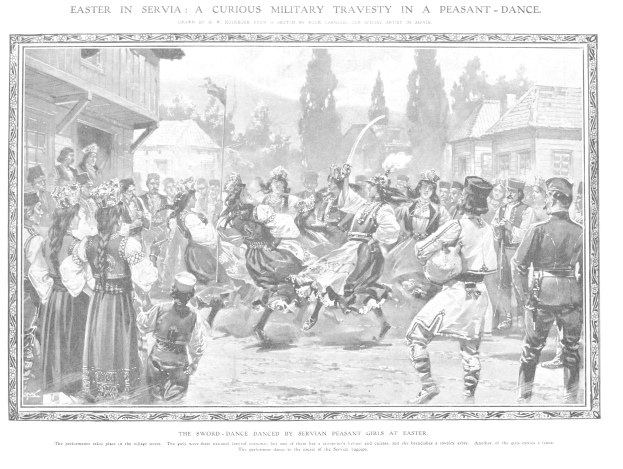 Schwarzes und weißes Bild einer Gruppe von Menschen, die vor einem Publikum tanzen, mit Häusern und Bäumen im Hintergrund; Text unten lautet "Ostern in Servia: Eine kuriose militärische Travestie in einem Bauerntanz."