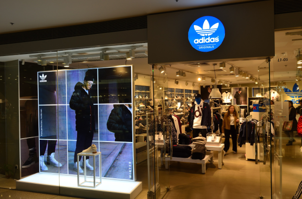 Adidas (ADS) Aktie steigt aufgrund einer RBC-Analysten-Upgrade und der Lancierung der FIFA-WM-Kampagne