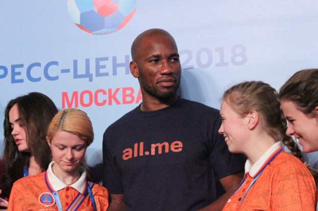 Gruppe von Menschen auf einer Bühne mit Medaillen und einem Banner der FIFA WM 2018 im Hintergrund.