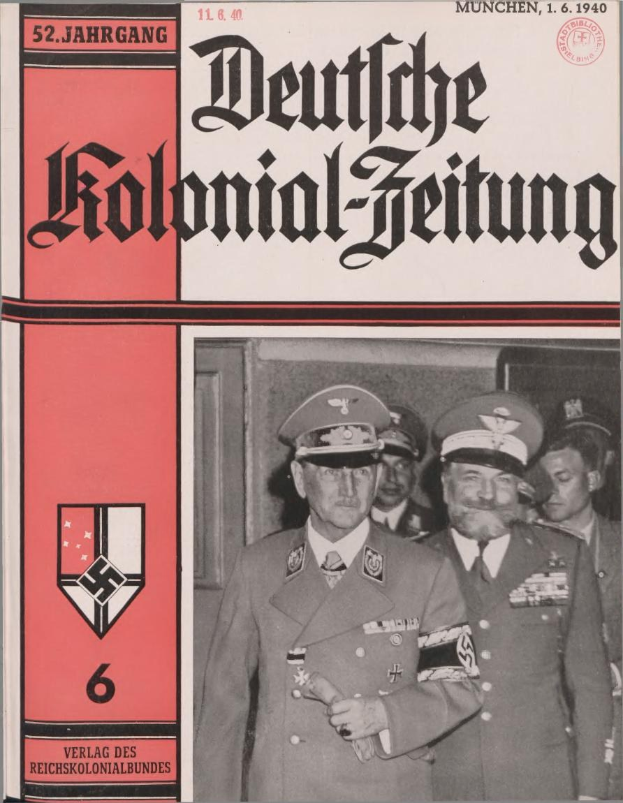 Buch mit dem Titel "Deutsches Kolonial-Feitung" vom 11/1940 mit einem Bild von Adolf Hitler auf dem Cover, gehalten von einer Person umgeben von anderen mit Mützen.