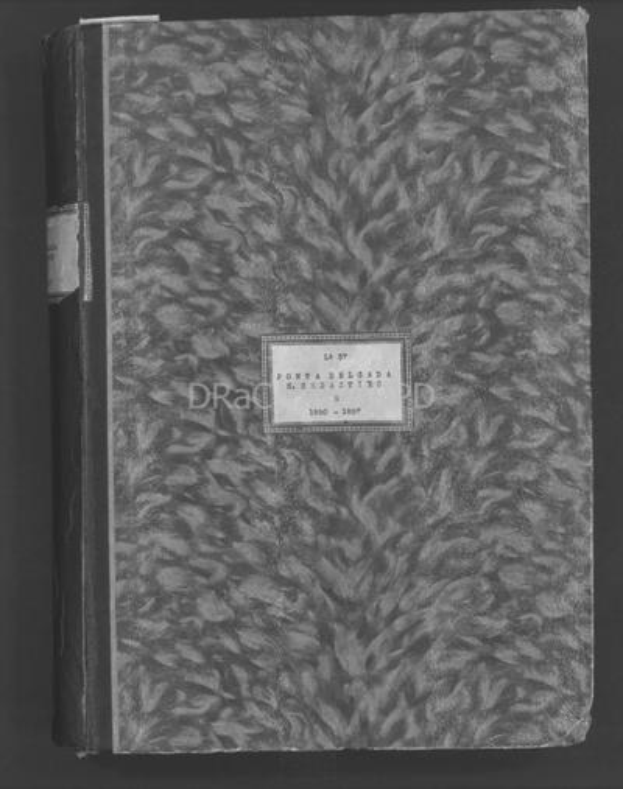 Schwarzes und weißes Foto eines geschlossenen Journals mit einer Beschriftung auf dem Cover, das auf einem dunklen Hintergrund platziert ist.