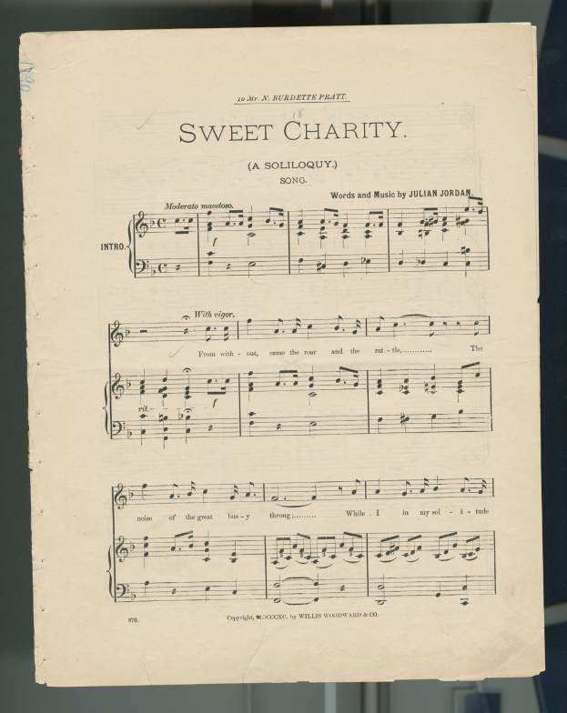 Notenblatt für "Sweet Charity" mit Noten und Symbolen auf altem Papier, auf einer Glasfläche präsentiert.