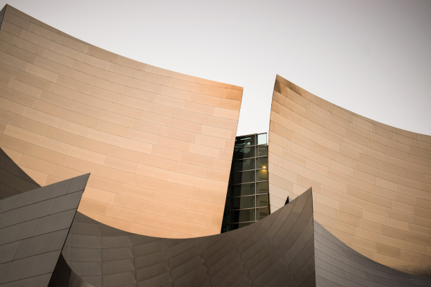 Moderner Konzertsaal mit Glasfenstern vor einem klaren blauen Himmel in Los Angeles, Kalifornien.