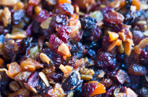 Eine Vielzahl von Lebensmitteln mit sichtbaren Zutaten oben drauf.