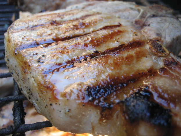 Gegrilltes Essen auf einem Grill.