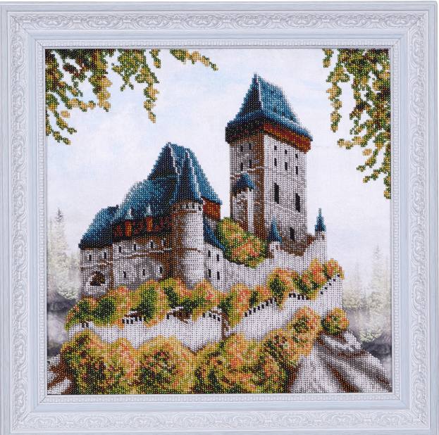 Ein hölzerner Hausrahmen mit sichtbaren konstruktiven Elementen.