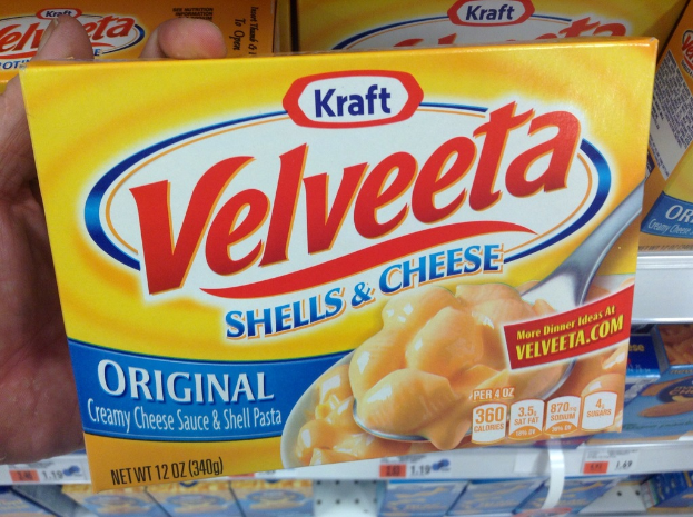 Gelbe Lebensmittelpackungen mit Text auf der Verpackung.