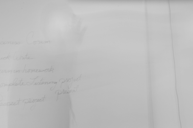 Ein Blatt Papier mit handgeschriebenem Text darauf.