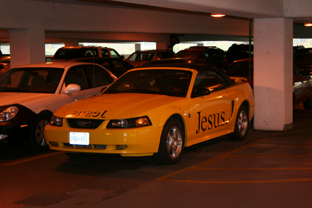 Ein Parkplatz voller numerous parked Autos in Reihen.