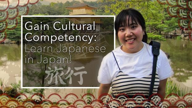 Eine Frau steht lächelnd vor einer friedlichen Landschaft mit Wasser, Grünfläche, einem Gebäude und einem klaren blauen Himmel, mit dem Text 'Erwerb kultureller Kompetenz: Lernen Sie Japanisch in Japan'.