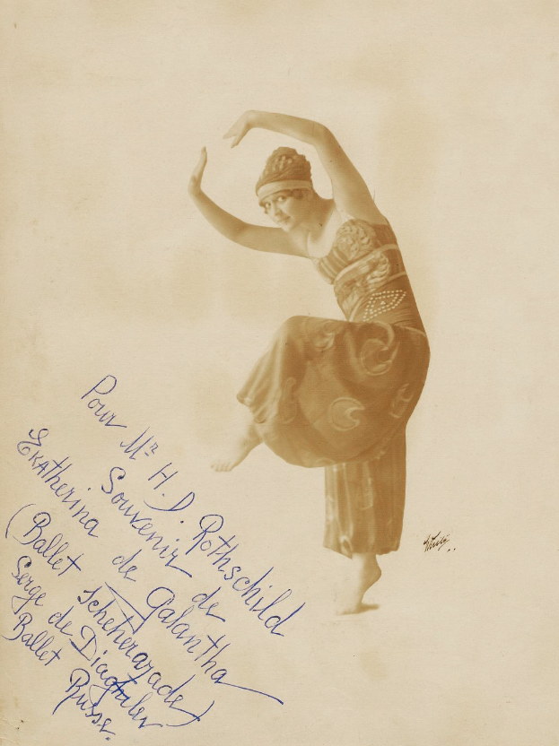 Ein altes Foto einer Frau in einem Kleid, die anmutig tanzt, mit ausgestreckten Armen und Beinen, hochgestecktes Haar und einen friedlichen Gesichtsausdruck, mit Text auf dem Papier.