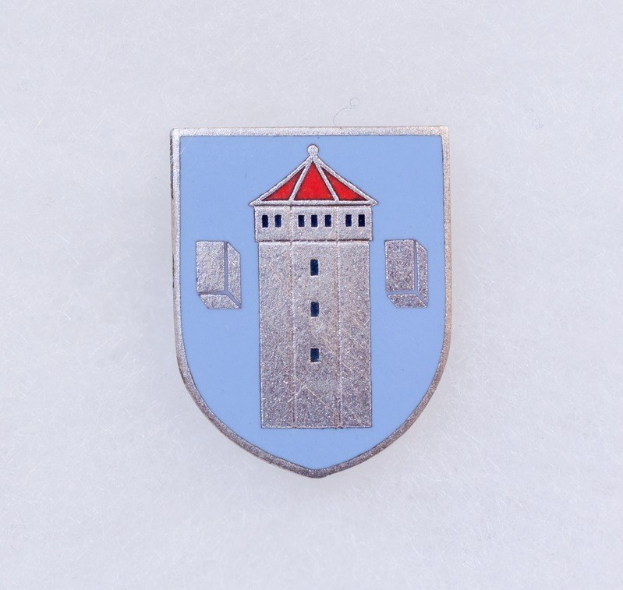 Blau-weißes Emailleabzeichen mit dem Stadtwappen von Stuttgart und einem Turmdesign, mittig auf einem weißen Hintergrund.