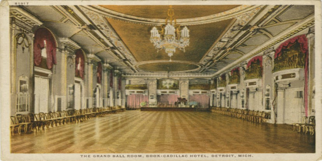 Eine Vintage-Postkarte zeigt den prächtigen Ballsaal des Cadillac Hotels in Detroit, Michigan, mit Reihen von Stühlen, prunkvollen Vorhängen und einem Kronleuchter.