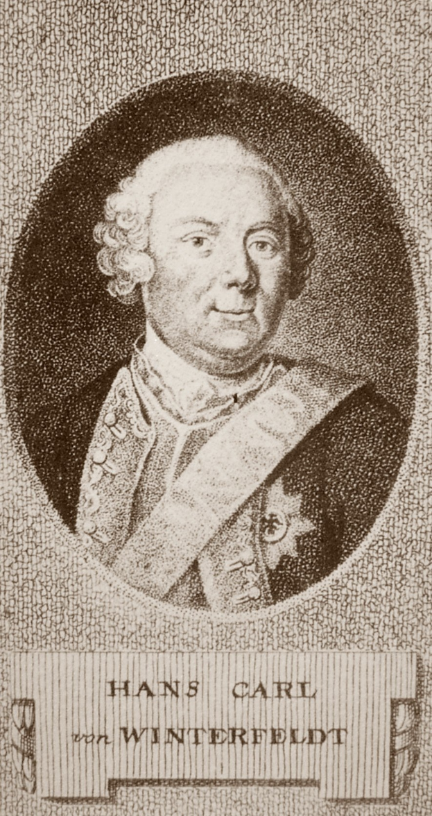 Schwarzes und weißes Porträt von Hans Carl von Winterfeldt mit ernster Miene und Text unten.