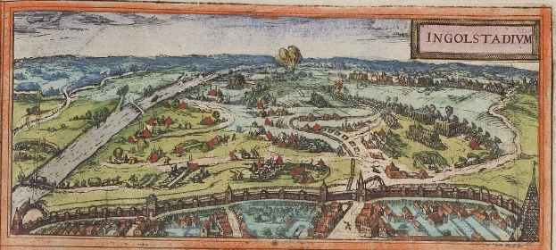 Ein altes Stadtplan von Ingolstadt, Deutschland, mit Bäumen, Häusern, einer Brücke, Wasser, Hügeln und einem Himmel im Hintergrund, mit Text auf dem Papier.