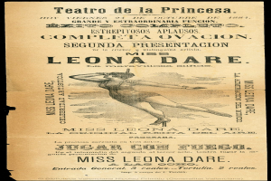 Eine alte Werbung für das Teatro de la Princesa mit einer Frau in einem langen, wallenden Kleid mit hohem Ausschnitt und langen Ärmeln, deren Haar zu einem Dutt gebunden ist und die in einer anmutigen Pose mit ausgestreckten Armen und leicht geneigtem Kopf steht, vor einem tiefblauen Hintergrund mit funkelnden Sternen.