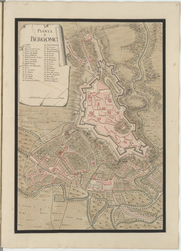 Altes Buch mit detaillierter Karte von Bergamo, Italien, mit sichtbaren Straßen, Gebäuden und Sehenswürdigkeiten, begleitet von Texten über die Bevölkerung, Geschichte und Kultur der Stadt.