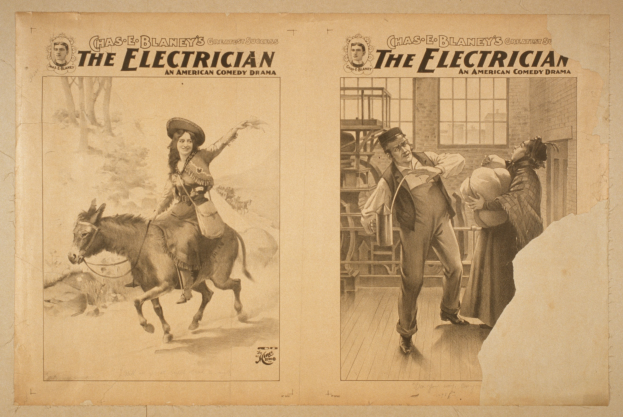 Frau auf einem Pferd auf der linken Seite, drei Personen auf der rechten Seite mit einer Person, die einen Hut hält, ein Gebäude mit Fenstern im Hintergrund und der Text "The Electrician - Ein amerikanisches Comedy-Drama" oben.