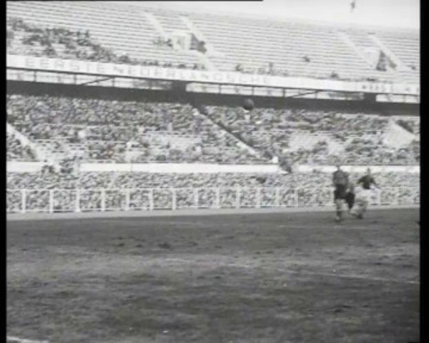 Schwarzes und weißes Foto eines Fußballspiels in einem Stadion, mit Spielern auf dem Feld und Zuschauern in den Rängen, beschriftet mit "1961-1962 Niederländische Fußball-Meisterschaft" oben und unten.
