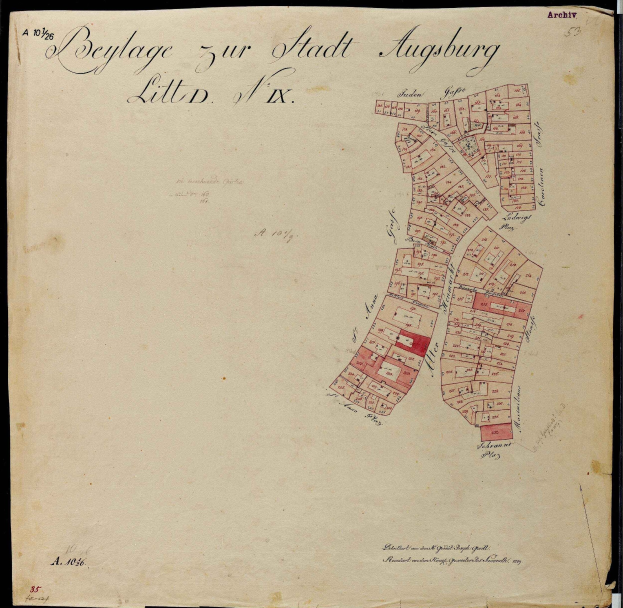 Ein altes Buch mit einer detaillierten Karte von Augsburg, das Straßen, Gebäude und Landmarken mit begleitendem Text zeigt.