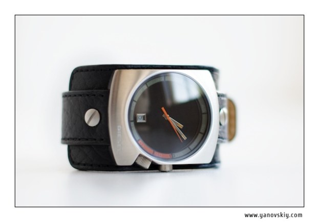 Ein bearbeitetes Bild mit einer Uhr, zwei Stellenangeboten und einem Lederriemen.