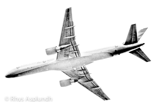 Ein Flugzeug, das am Himmel fliegt, mit Text in der unteren linken Ecke.