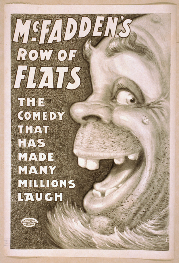 Plakat mit einem lachenden Menschen mit wilden Haaren und weit aufgerissenen Augen auf gelbem Hintergrund, das 'McFadden's Row of Flats: The Comedy That Has Made Many Millions Laugh' ankündigt.