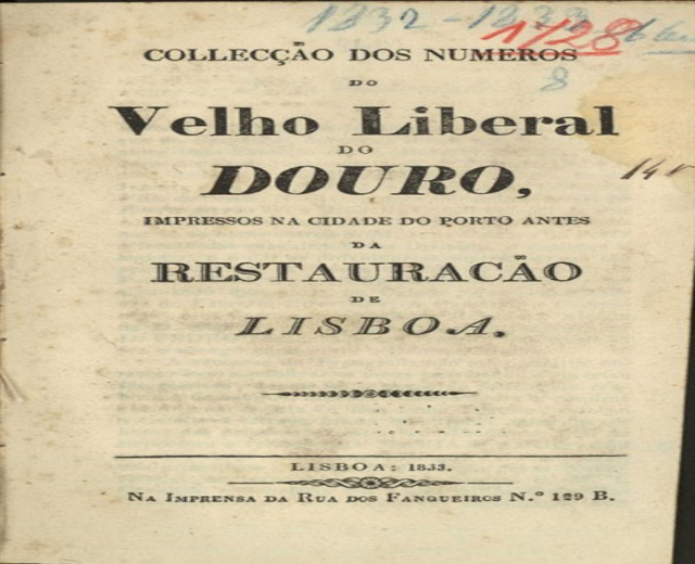 Titelblatt eines alten Buches mit dem Titel "Velho Liberal do Douro" vor schwarzem Hintergrund.