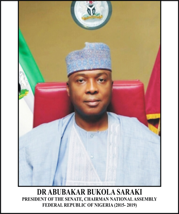 Dr. Abubakar Bukola Saraki, Präsident des Senats und Vorsitzender der Nationalversammlung, sitzt in einem blauen Anzug und Hut mit zwei Flaggen und einem Logo dahinter und einem Rahmen mit Namen unten.