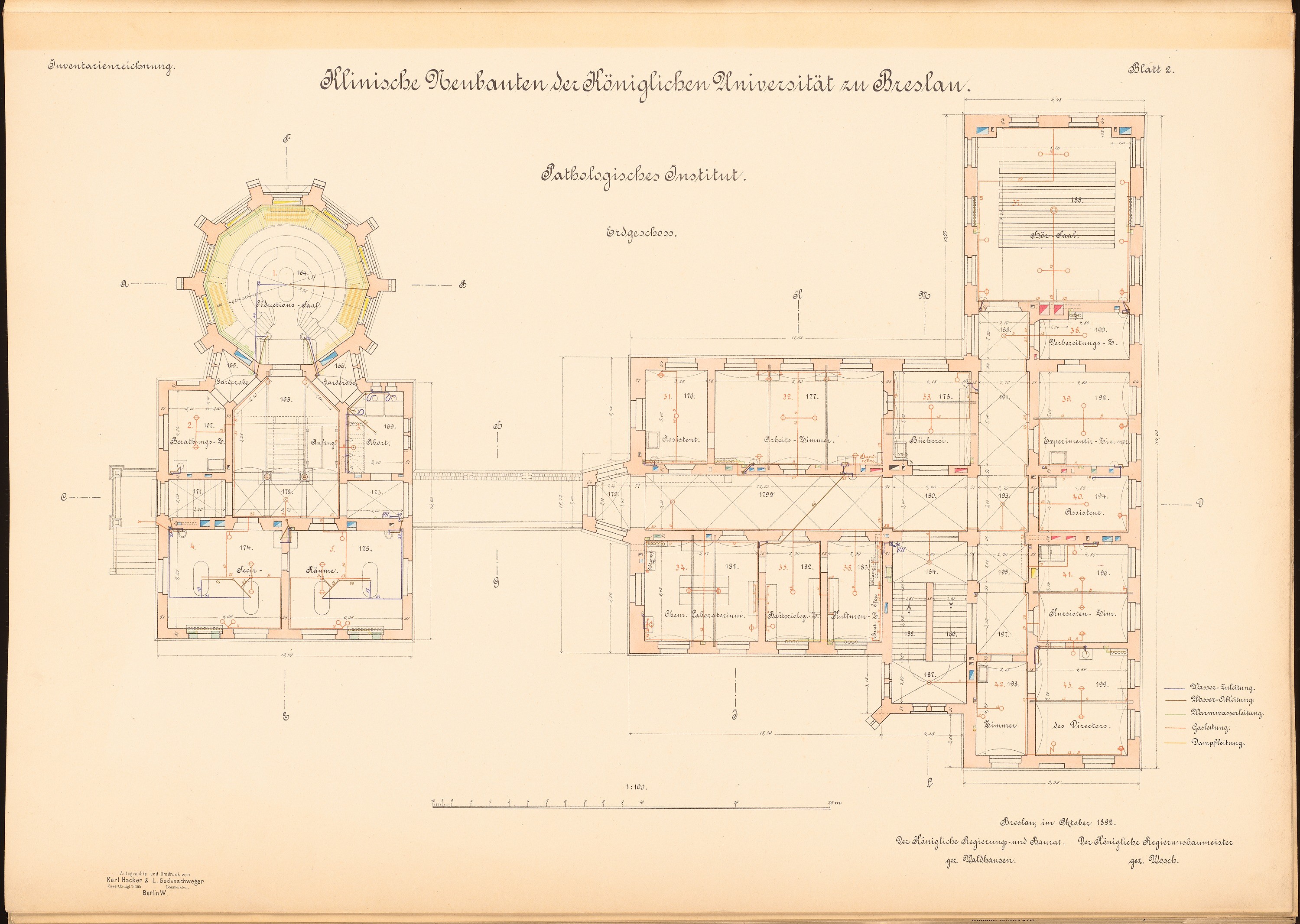 Eine handgezeichnete architektonische Skizze eines mehrräumigen Gebäudes mit einem Grundriss, der für die Universität Dresden beschriftet ist, begleitet von geschriebenem Text.