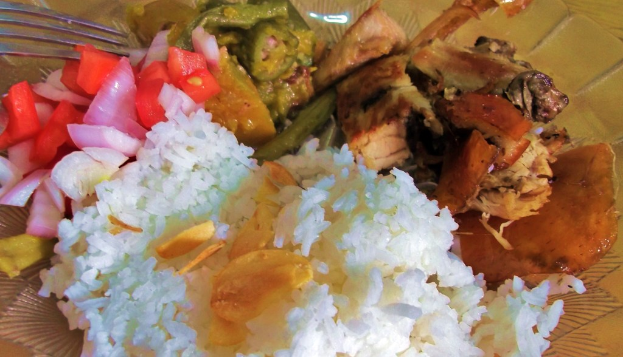 Ein Teller mit verschiedenen Speisen und einer daneben liegenden Gabel.