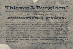 Plakat mit fetter schwarzer Schrift "Diebe & Einbrecher Pinkerton's Polizei" auf einem weißen Hintergrund, umrahmt von einem schmalen schwarzen Rand, zentrierter Text.