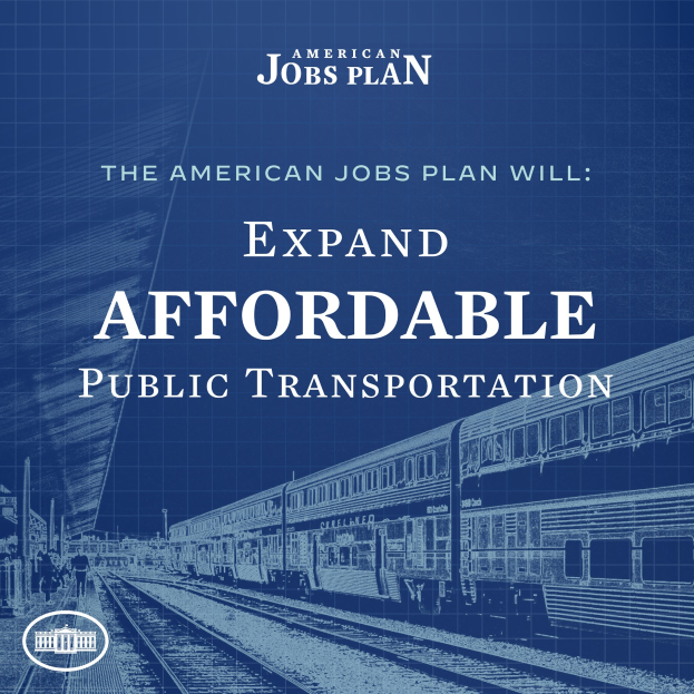 Plakat mit einem Zug auf einer Eisenbahnschiene mit ein paar Menschen in der Nähe, das "The American Jobs Plan Will Expand Affordable Public Transportation" bewirbt.