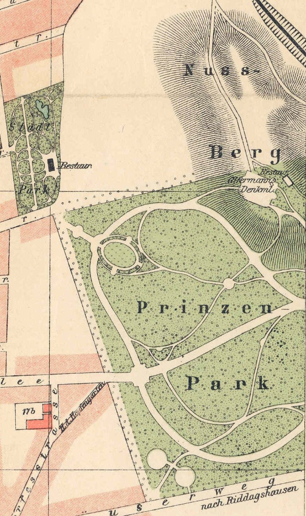 Detailierte alte Karte von Berlin, Deutschland, markiert den Standort eines Parks mit Straßen, Sehenswürdigkeiten und Text, der Parkinformationen bereitstellt.